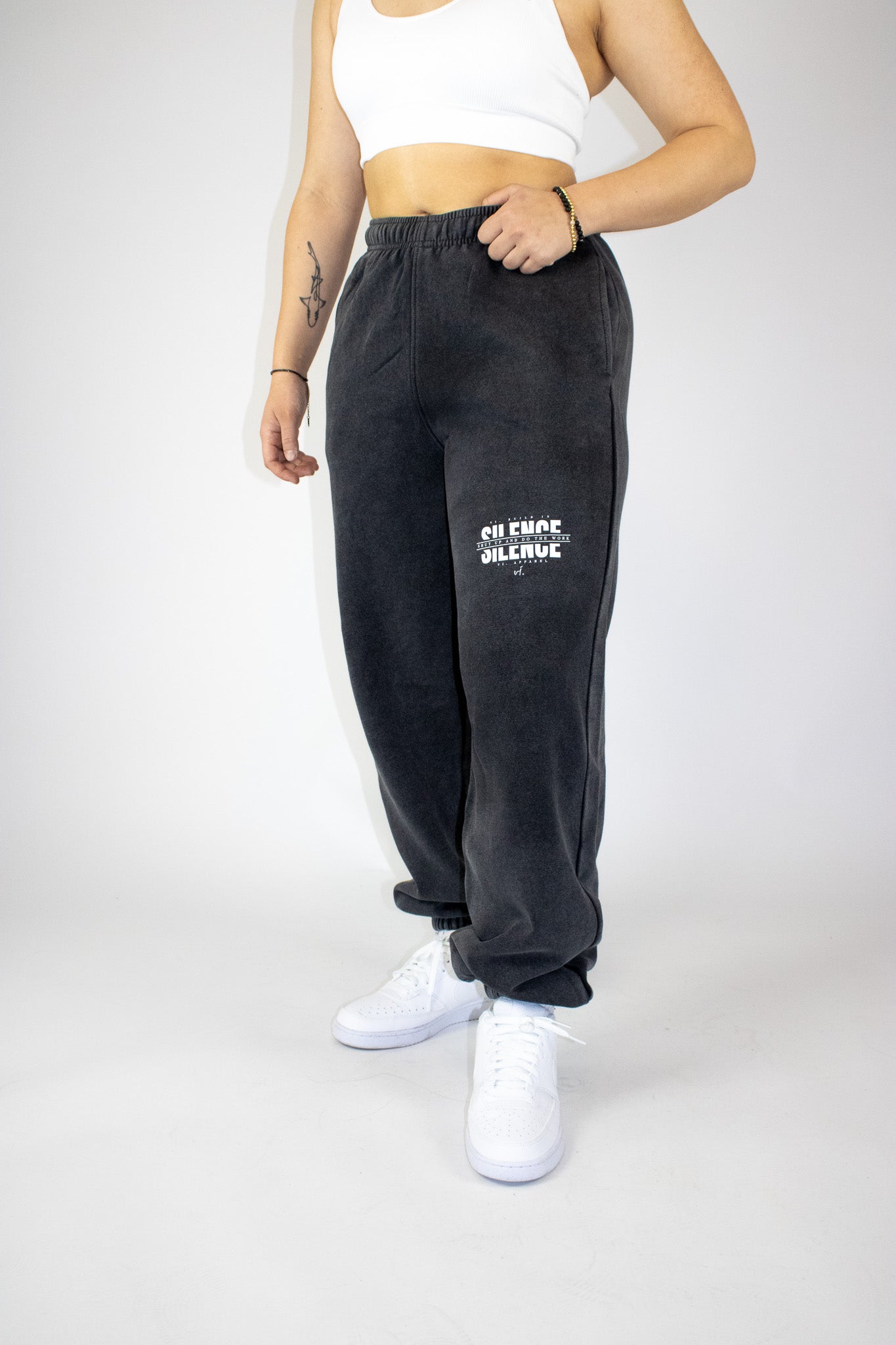 vi. BUILD IN SILENCE Heavy Sweatpants woman