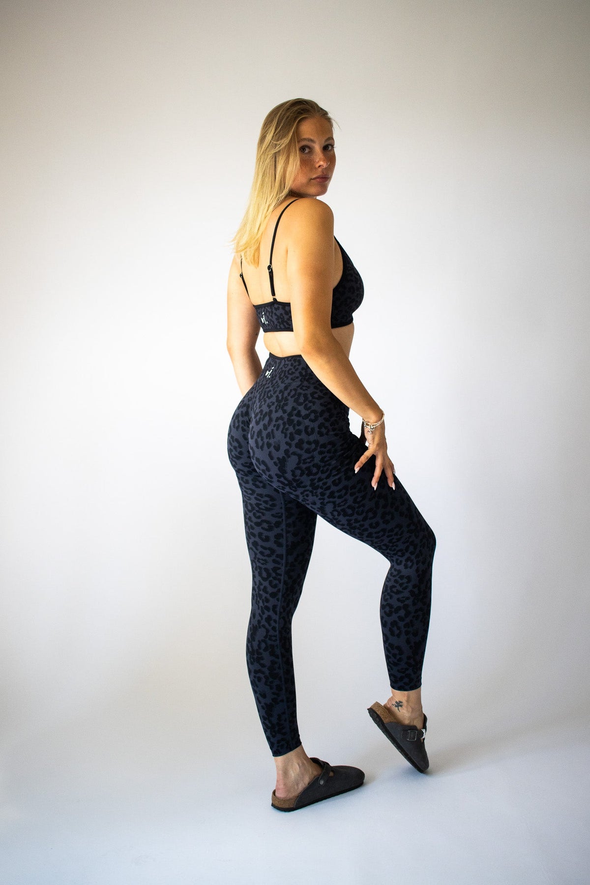 vi. Avi.ara Leggings chapter 08