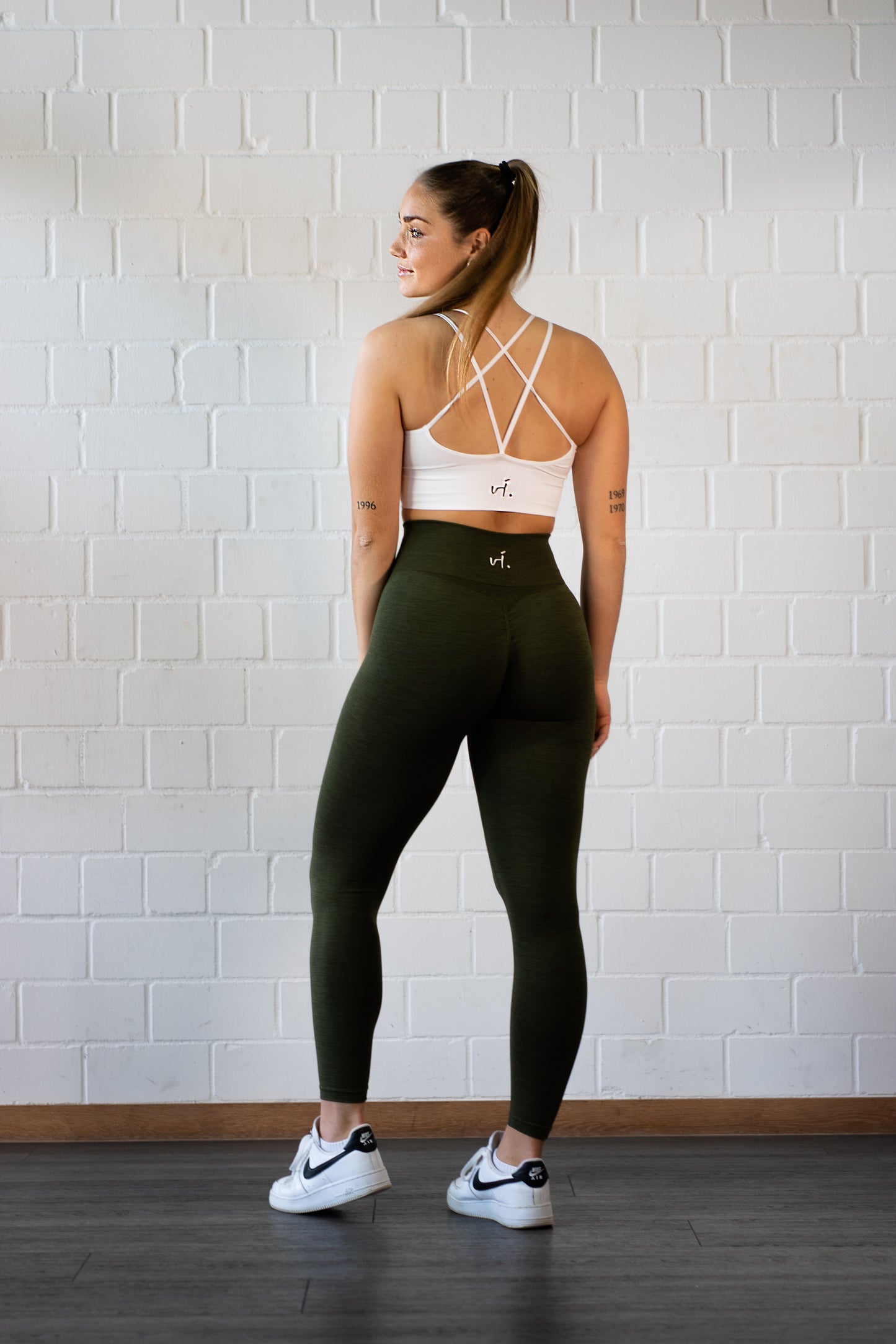 vi. invi.ncible Leggings