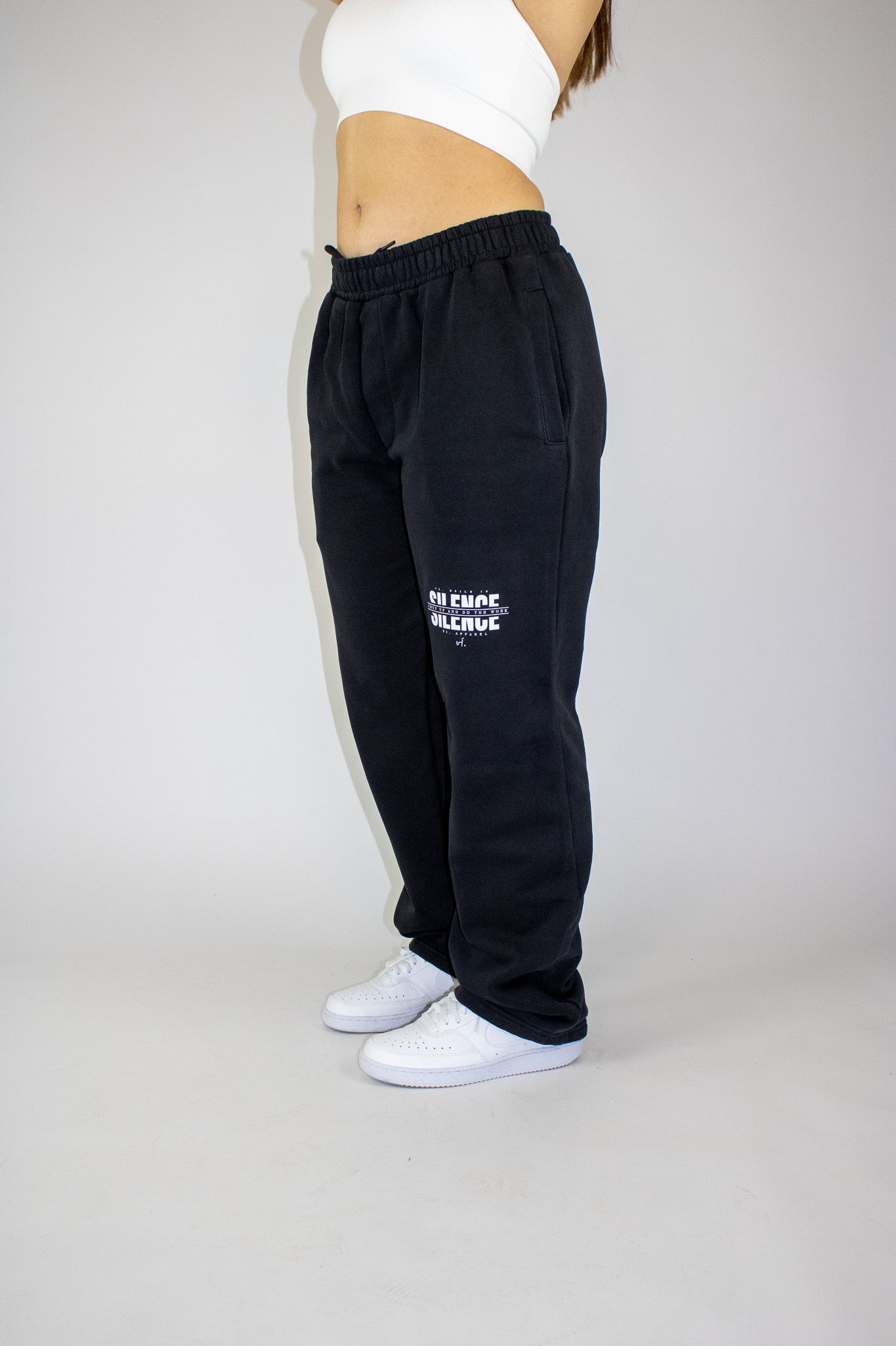vi. BUILD IN SILENCE Baggy Sweatpants woman