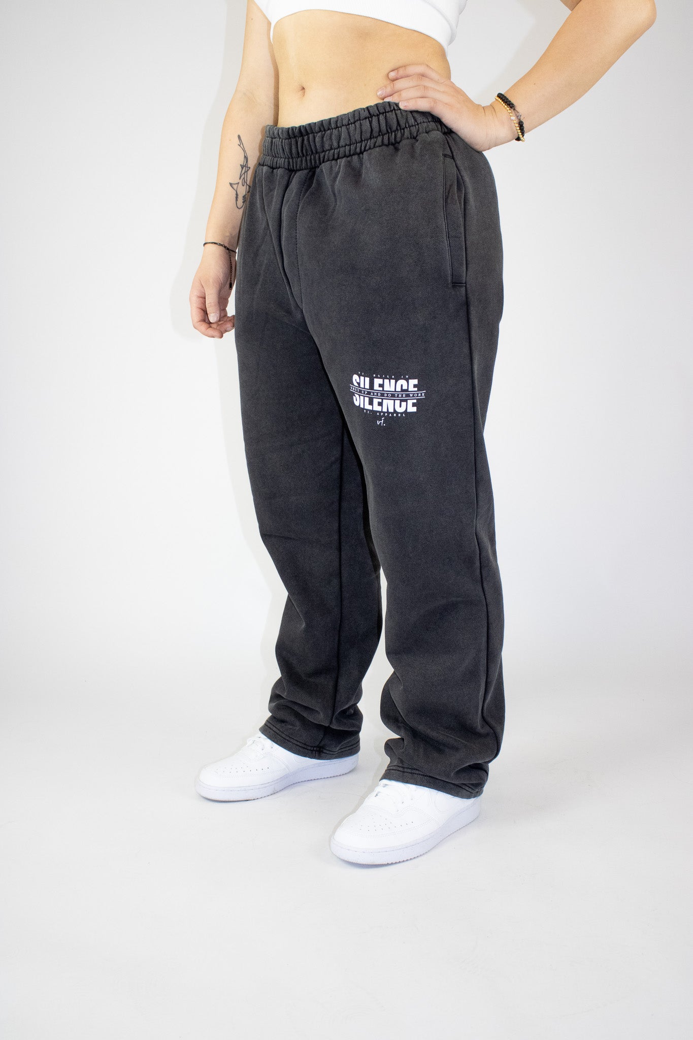 vi. BUILD IN SILENCE Baggy Sweatpants woman
